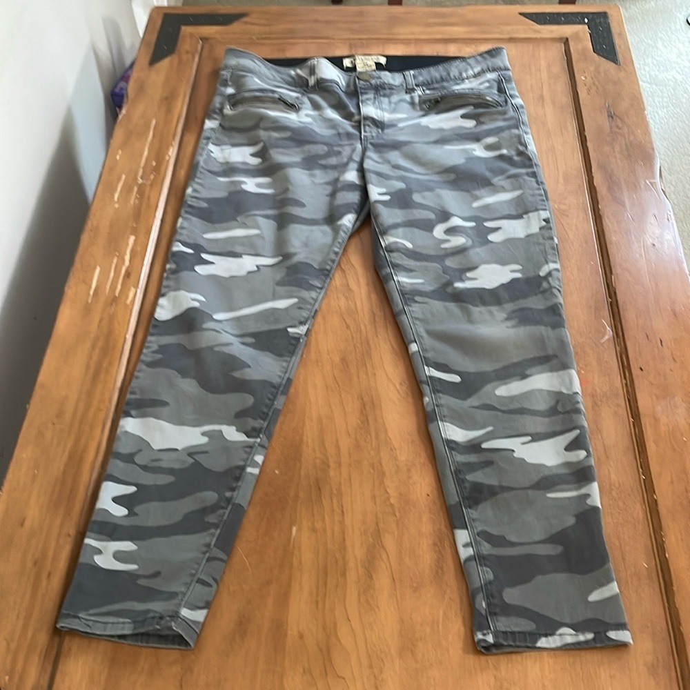 DEMOCRACY Camo Ab Technology Ankle Freedom Pants Size 14